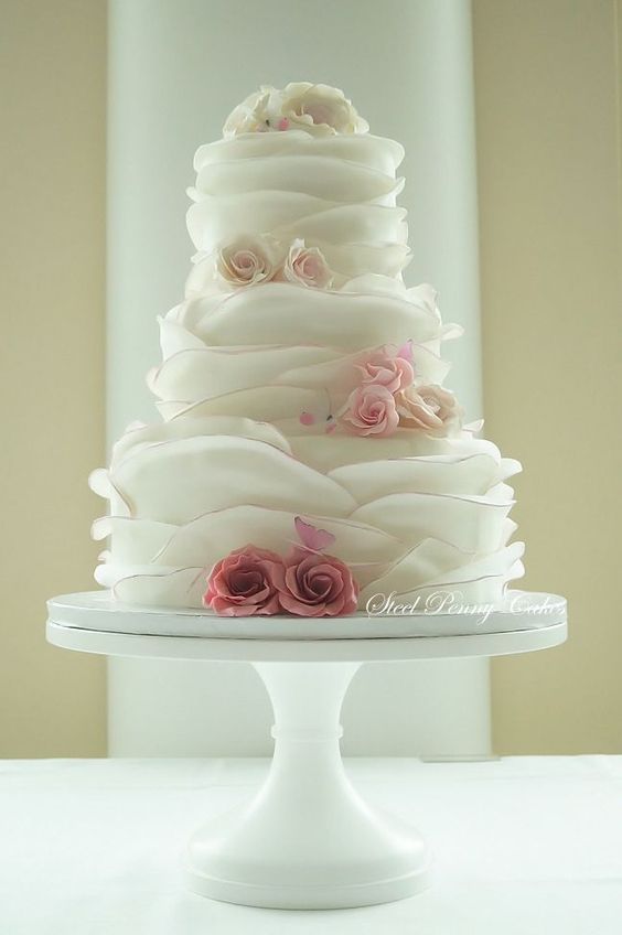 Wedding cake with pearls  Bolos de casamento com pérolas, Bolos com  perolas, Bolos de casamento elegantes