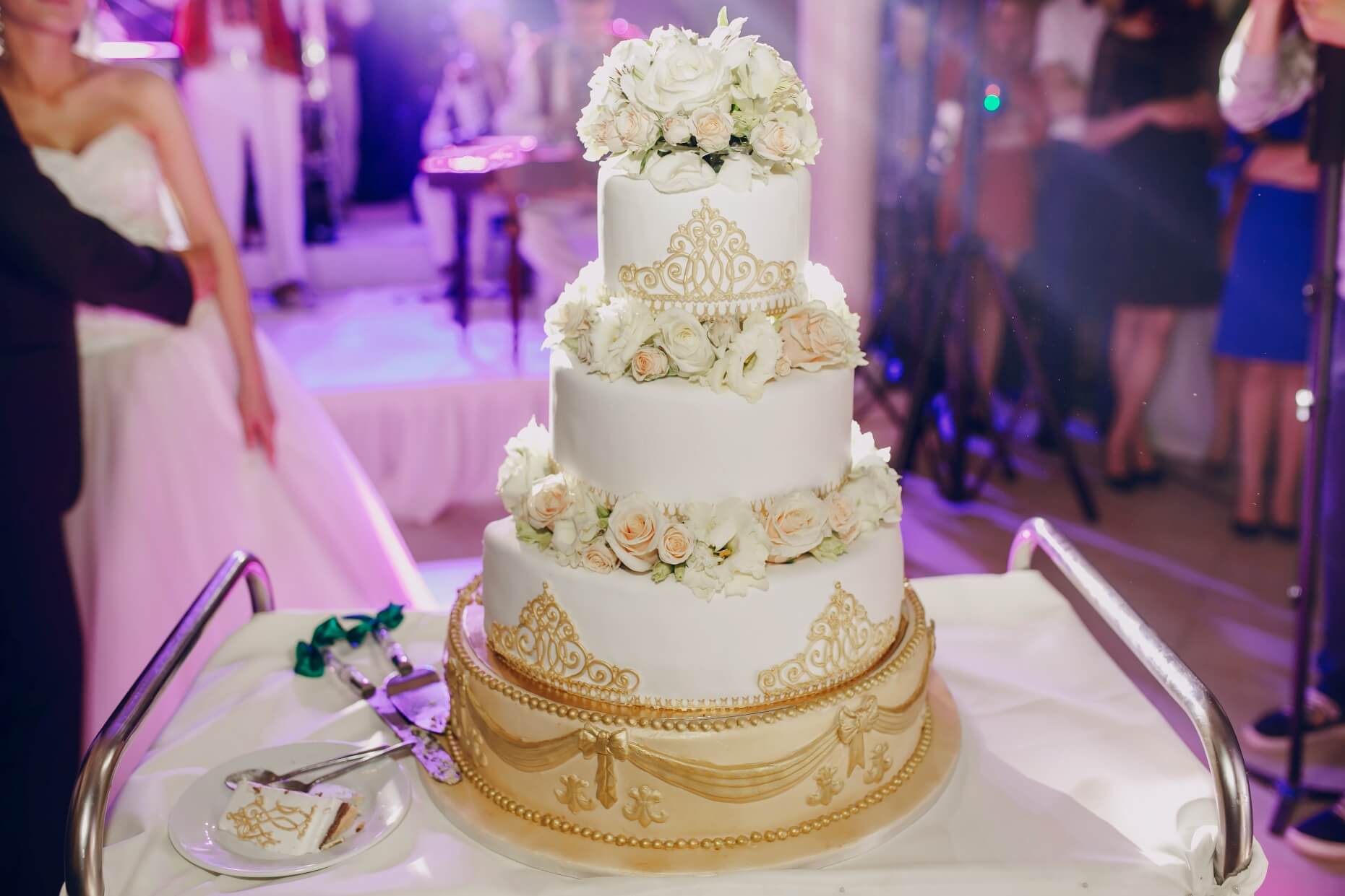 Wedding cake with pearls  Bolos de casamento com pérolas, Bolos com  perolas, Bolos de casamento elegantes